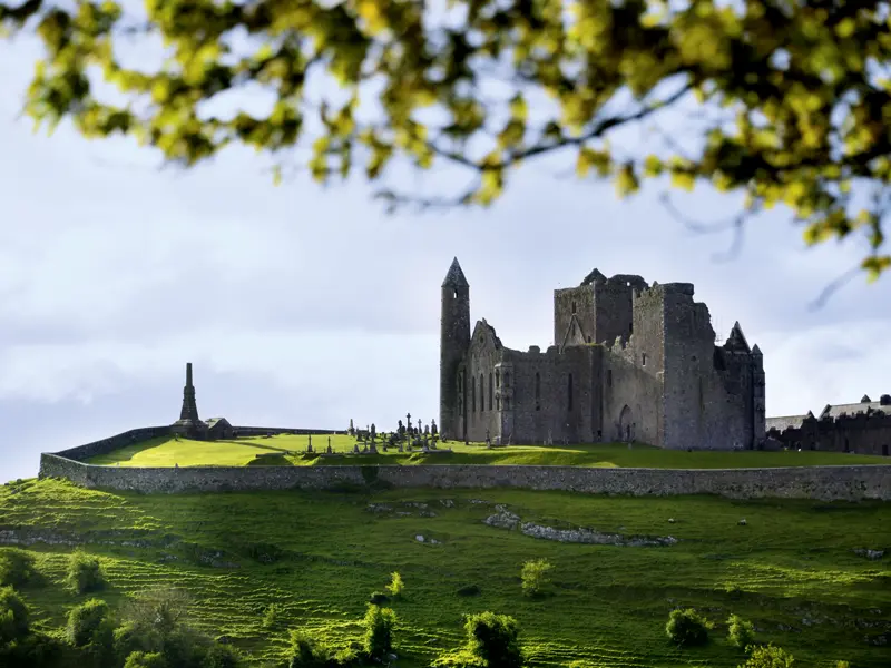 Auf unserer großen Rundreise durch Irland besuchen wir auch den Rock of Cashel in Tipperary. Er wird auch Irlands Akropolis genannt.