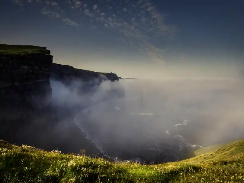 Auf unserer 14-tägigen Wander-Studienreise machen wir halt an den majestätischen Klippen von Moher. 200 m fallen sie senkrecht in den Atlantik hinab. Hier ist Vorsicht geboten!