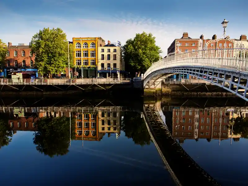 Zu Beginn unserer Wander-Studienreise durch Irland machen wir in Dublin, unserer ersten Station, einen Rundgang durch die Stadt. Eines der Wahrzeichen der Hauptstadt ist die Half Penny Bridge über den Fluss Liffey.