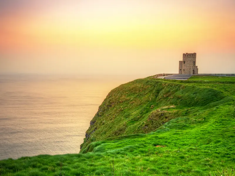 An den Cliffs of Moher bestaunen wir auf unserer Studienreise die unbändige Kraft der Wellen, die hier 200 Meter tiefer gegen die Felsen rollen.