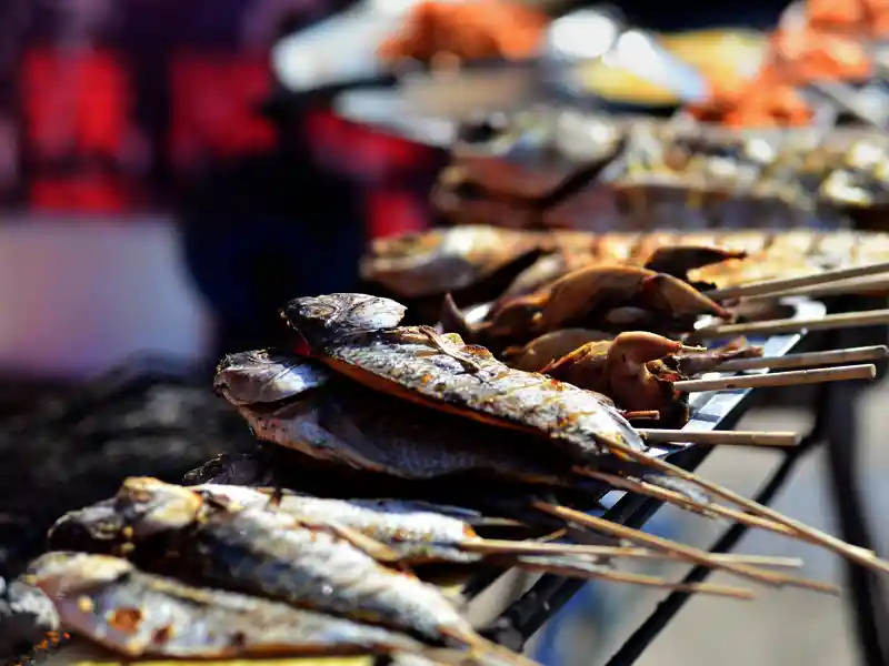 Auf unserer Studienreise mit dem Komfortbus durch Skandinavien werden Sie es genießen: Überall ist  frischer Fisch angesagt, ob wie hier in Norwegen vom Grill, ob eingelegt oder gar in Tuben!