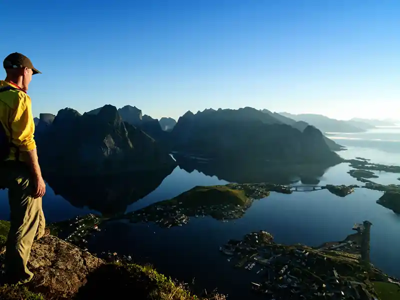 Die Destination Skandinavien bietet einzigartige Traumlandschaften in Hülle und Fülle, die wir auf unserer Studienreise genießen. Hier ein Aussichtspunkt auf den Lofoten, wo seit einigen Jahren die wichtigsten Inseln durch Brücken oder Tunnel miteinander verbunden sind.