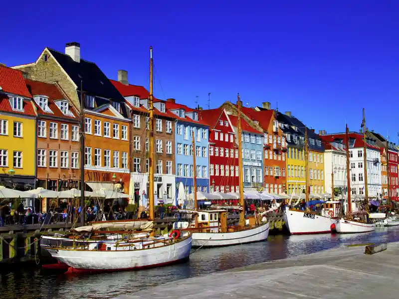 Gemeinsam entdecken wir auf dieser Skandinavienreise zu den Metropolen die dänische Gelassenheit, wie hier im hübschen Kopenhagener Viertel Nyhavn.