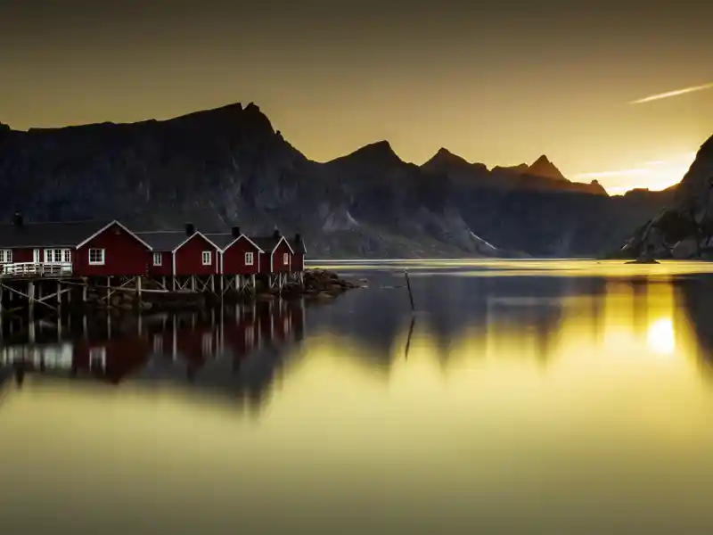 Die Lofoten sind eine magische Landschaft Norwegens und bestechen mit ihren steil aus dem Meer aufragenden Felsen