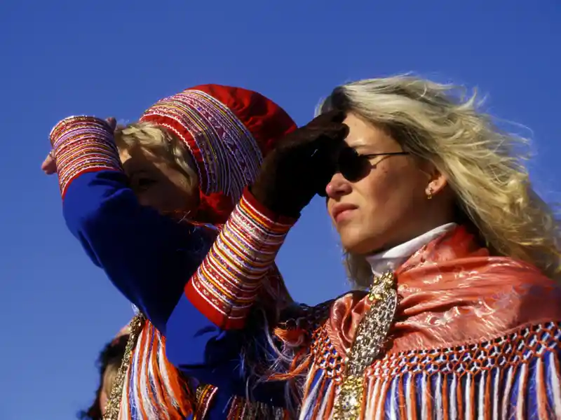 Auf unserer Studienreise durch Lappland lernen wir auch die Sámi mit ihrer Kultur, Kunst und Geschichte kennen. Am Abend genießen wir ein sámisch inspiriertes Drei-Gänge-Menü.