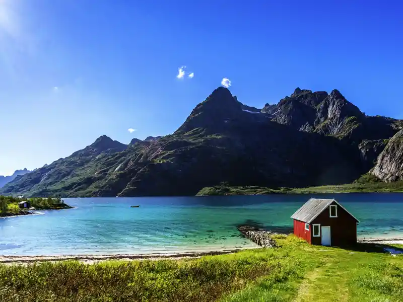 Freuen Sie sich auf die Inselwelt der Lofoten mit ihren schroffen Felsformationen und feinsandigen Stränden