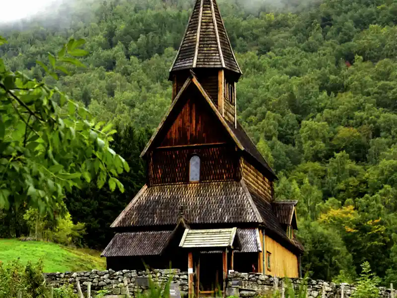 Auf unserer Wander-Studienreise Norwegen - Wandern zwischen Fjell und Fjord besuchen wir auch die oberhalb des Lustrafjords gelegene Stabkirche Urnes.