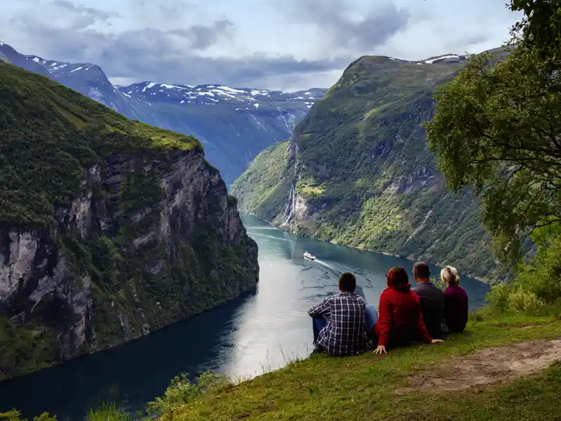 Am Geirangerfjord liegt uns die Pracht der Naturwunder zu Füßen. Auf unserer Studienreise erleben wir die Welt der Fjorde in Norwegen mit Studiosus-Reiseleitung.