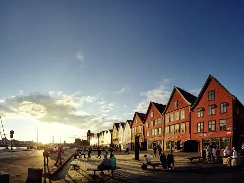 Unsere Studienreise zur Welt der Fjorde führt uns auch nach Bergen, wo wir Bryggen sehen, das historische Holzhausviertel.