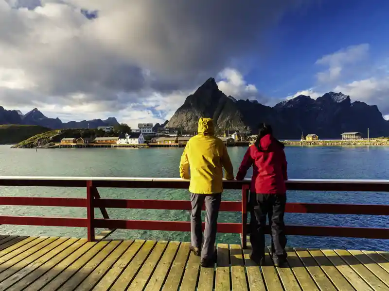 Auf den Lofoten legen wir unterwegs einen Zwischenstopp auf unserer Schiffsreise ein und nehmen für eine kurze Etappe den Bus.