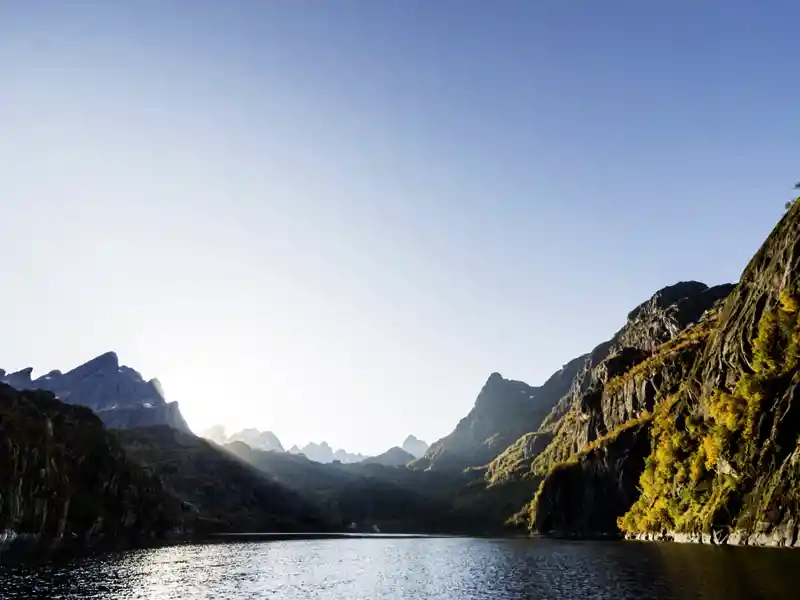 Mit etwas Glück mit dem Wetter steuert der Kapitän das Postschiff auch in den engen Trollfjord hinein.