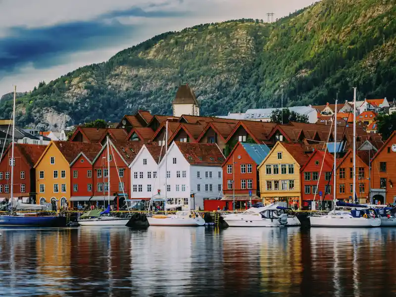 Während unseres Aufenthaltes in Bergen spazieren wir durch das historische Hanseviertel Bryggen.