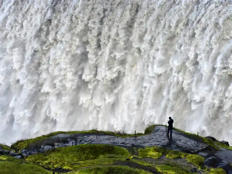 Die umfassende Studienreise durch Island ist reich an grandiosen Landschaftseindrücken und Naturerlebnissen. Am Dettifoss im Norden der Insel rauscht das Wasser dröhnend in die Tiefen des Jökulsargljufur-Nationalparks hinab.