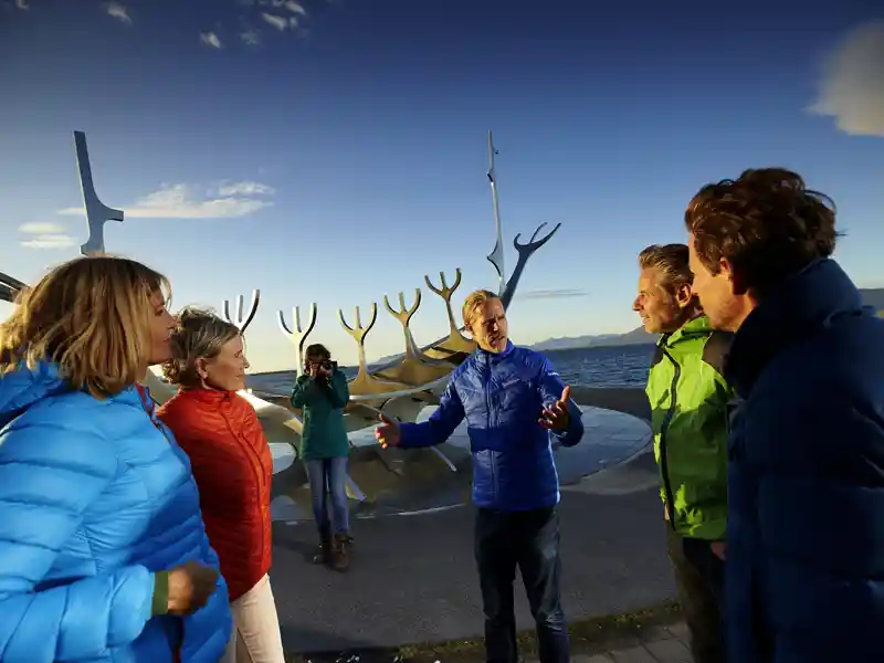 Die Studiosus-Reiseleiter haben jeweils ein breites Wissen zu den Reisezielen. Bei der Studienreise in Island erklärt Ihnen Ihr Reiseleiter die Bedeutung und Entstehung der imposanten Stahlskulptur Solfarin.