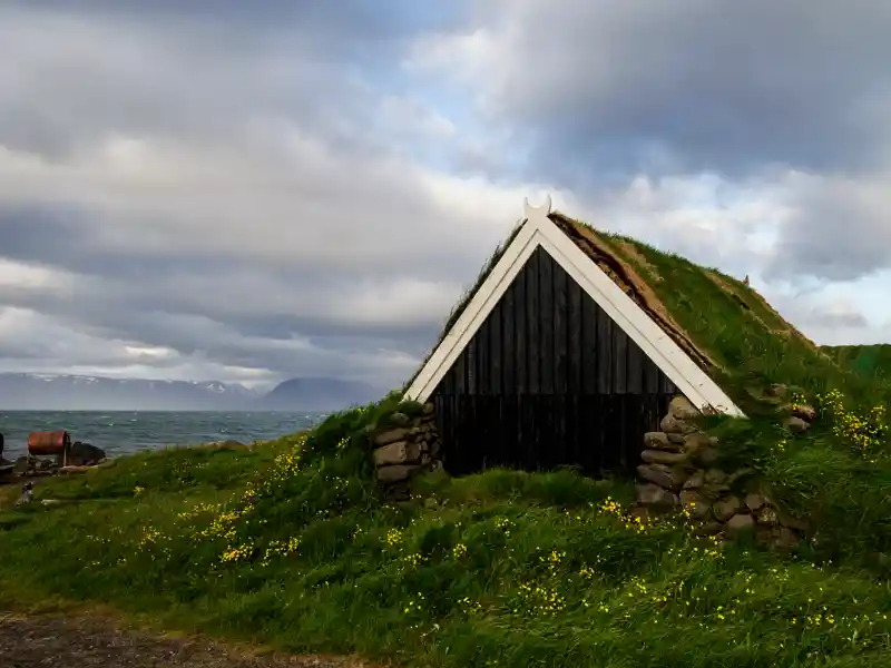 Die Isländer verstehen, mit der Natur zu leben und die Vorzüge zu nutzen. Auf unserer Studienreise durch Island sehen Sie immer wieder grasbedeckte Häuser auf dem Land.