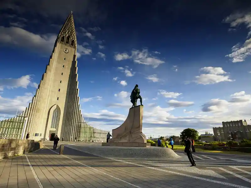 Auf unserer Studienrundreise durch Island kommen auch die kulturellen Schätze der Insel nicht zu kurz. So ist die Hallgrimskirche, das Wahrzeichen von Reykjavik, ein beliebtes Fotomotiv.