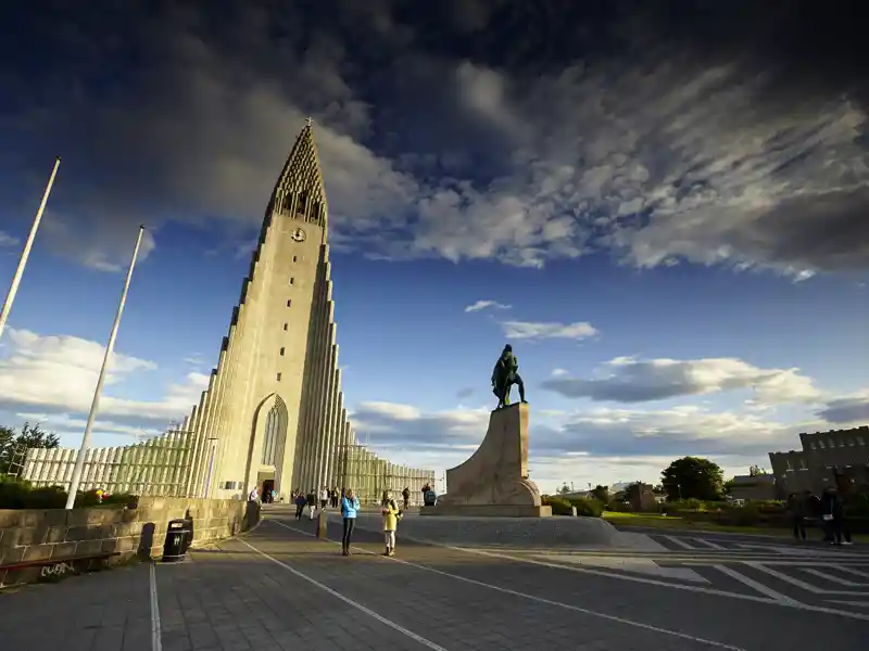 Gemeinsam erkunden wir während der Rundreise durch Island die Hauptstadt Reykjavik und sehen natürlich auch die Hallgrimskirche.