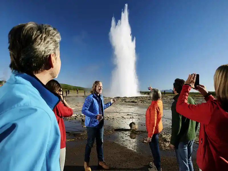 Ein Hightlight unserer Studienreise nach Island ist der Geysir Strokkur, der regelmäßig Wasserfontänen spuckt.