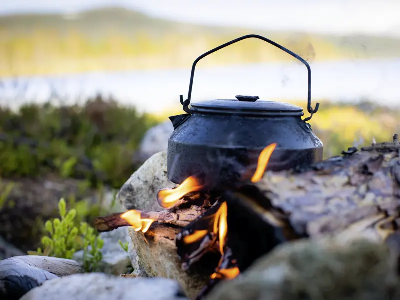 Typisch für Finnland ist der Kaffee vom Lagerfeuer, frisch zubereitet in der Wildnis.