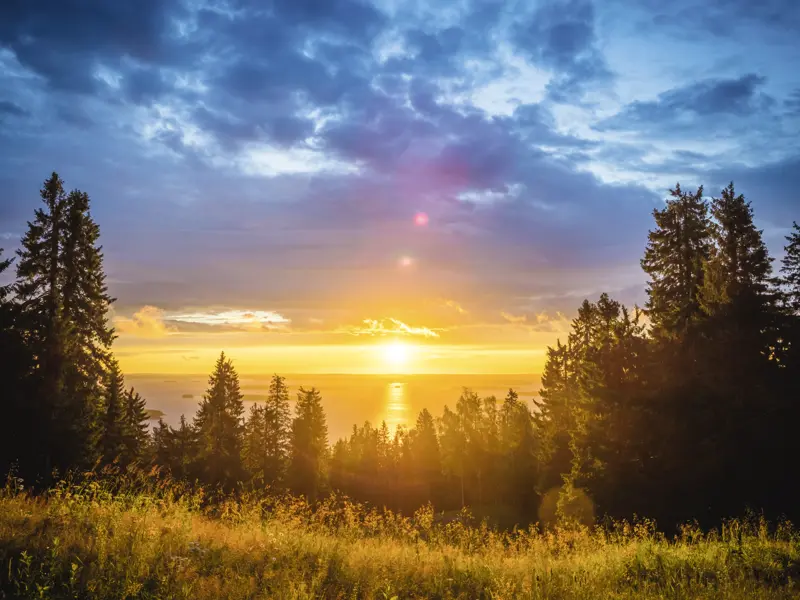 Freuen Sie sich auf die nordischen Sonnenuntergänge an den finnischen Seen.