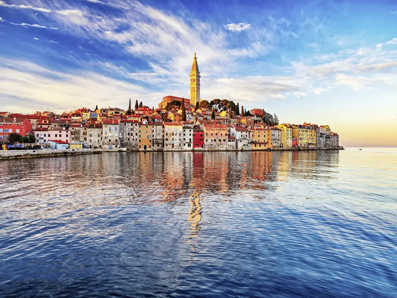 Die venezianisch geprägte Altstadt von Rovinj liegt spektakulär auf einer Landzunge in der Adria. Unsere Studienreise beinhaltet eine Rundfahrt über die istrische Halbinsel.