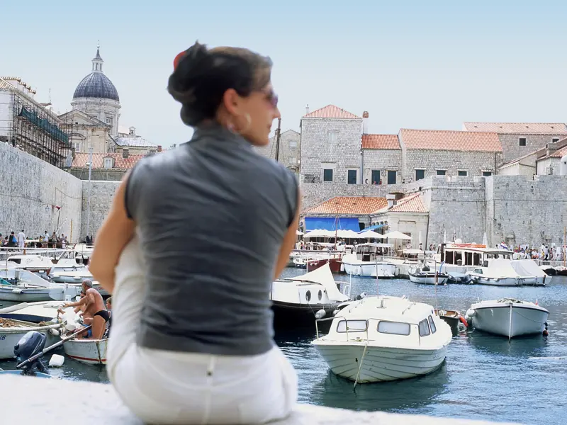 Die Altstadt von Dubrovnik ist einzigartig und UNESCO-Welterbe. Auf unserer Studienreise Kroatien - die traumhafte Küste Dalmatiens können Sie vom alten Hafen aus ihre Silhouette am besten auf sich wirken lassen.