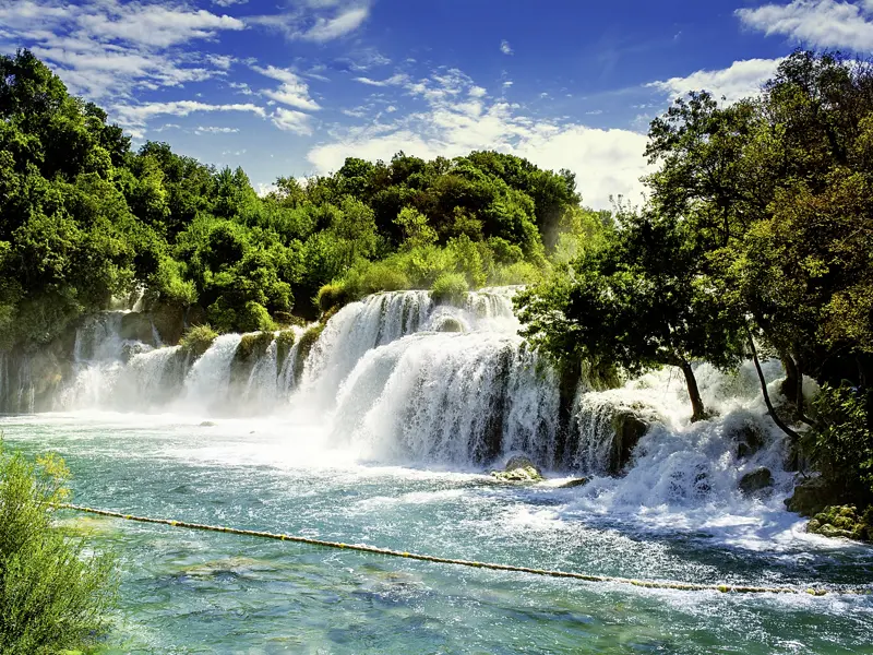 Im Krka-Nationalpark wird es fast subtropisch! Wir wandern an den schäumenden Wasserfällen entlang und genießen die vielen Landschaftseindrücke auf unserer Studienreise durch Kroatien