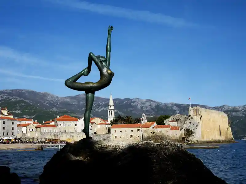 Schön und anmutig posiert die Statue einer Tänzerin vor der Küste von Budva, wo wir mehrere Tage während unserer Studienreise durch Montenegro verbringen.