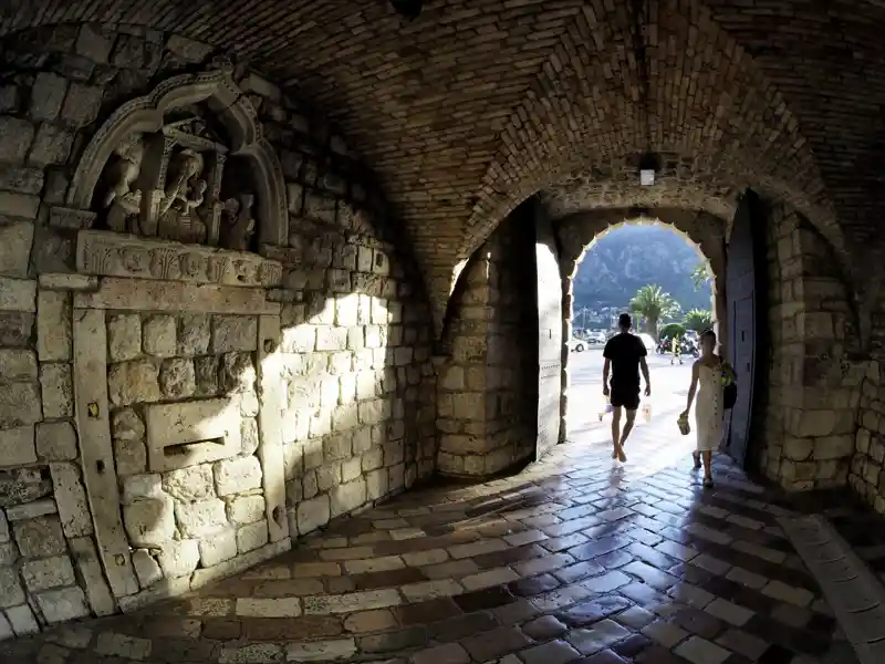 Wir schlendern bei der Studienreise in Montenegro durch die zauberhaften Gassen der Altstadt von Kotor (UNESCO-Welterbe).