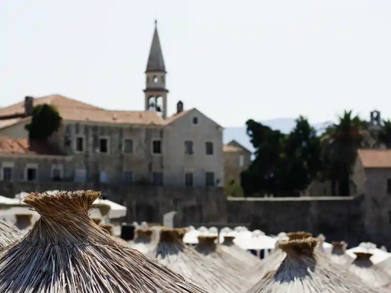 Uralt und bildschön: die Altstadt von Budva, wo Phönizier, Venezianer und Habsburger ihre Spuren hinterließen. Wir erleben auf unserer Studienreise Montenegro - im Land der schwarzen Berge die Stadt im sanften Vormittagslicht bei einem Spaziergang.