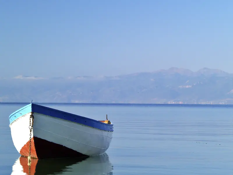 Der Ohrid-See schimmert je nach Tagesszeit in den verschiedensten Blautönen. Schauen Sie bei der Studienreise durch Albanien und Nordmazedonien genau hin!