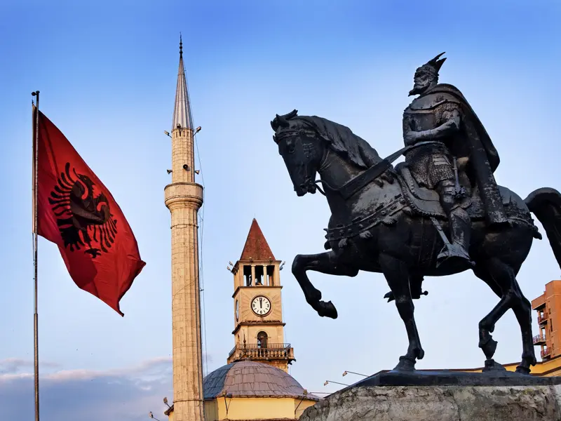 Bei der Studienreise durch Albanien begegnet uns der Name Skanderbeg immer wieder. Hier in Tirana sehen wir eine große Reiterstatue des albanischen Nationalhelden.