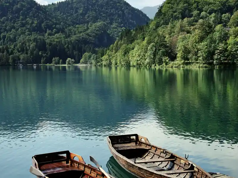 Ein geruhsamer Tag in den slowenischen Bergen auf unserer Studienreise mit Muße. Mit Kraft und Hingabe rudert uns der Fährmann vormittags über den Bleder See.