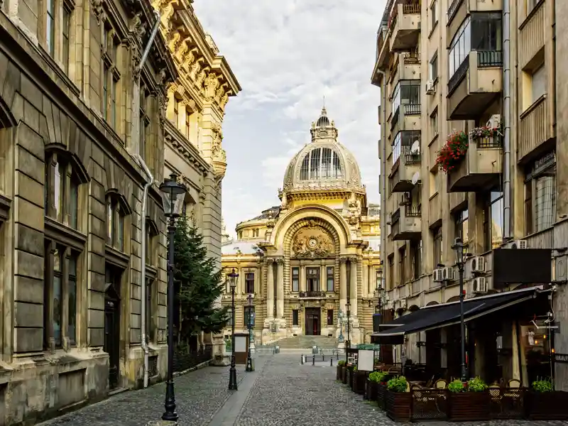 Am Anfang und am Ende unserer Studienreise durch Rumänien können wie die Hauptstadt Bukarest erkunden, wie hier den Stadtteil Lipscani.