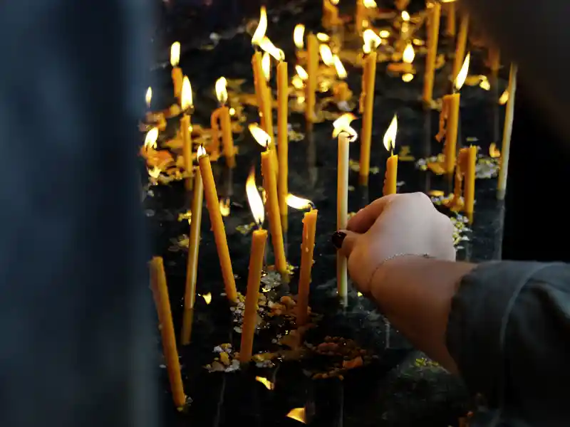 Auf unserer Studienreise erleben wir bei unseren Besuchen von Kirchen und Klöstern, wie die Bevölkerung ihren vorwiegend rumänisch-orthodoxen Glauben lebt.