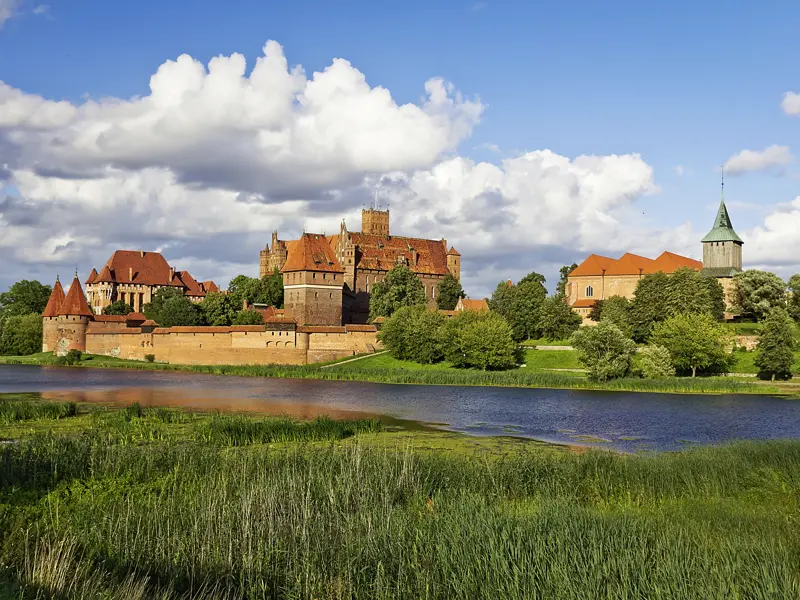 Auf unserer 17-tägigen Studienreise im Komfortbus darf ein Besuch der Marienburg (UNESCO-Welterbe) am Ufer der Nogat natürlich nicht fehlen. Sie gilt als das größte Werk der Backsteingotik.