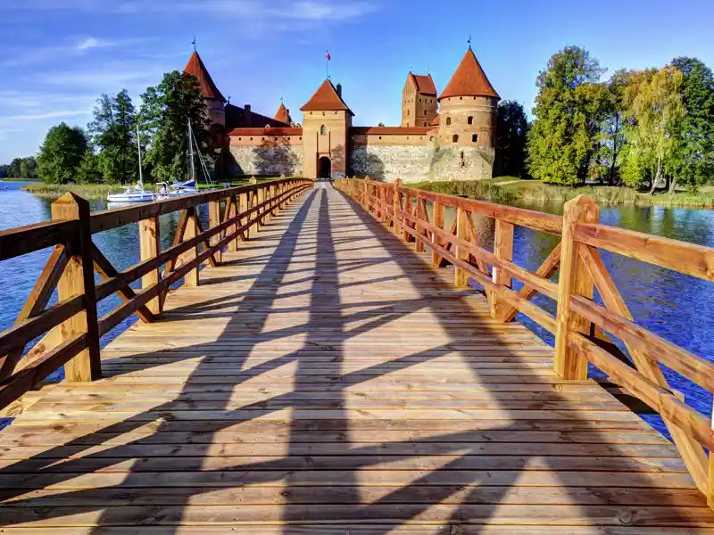 Auf unserer Studiosus-Reise  ins Baltikum besuchen wir die Wasserburg Trakai und die typischen Holzhäuser der Karäer.