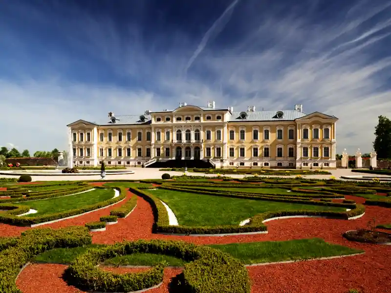 Während unserer Studienreise ins Baltikum auf klassicher Route besuchen wir das barocke Sommerschloss in Rundale mit seinem herrlichen Garten.