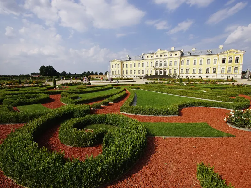 Während unserer Reise durch das Baltikum besuchen wir das Barockschloss Rundale- ein Traum von einem Schloss, oft als das Versailles des Baltikums bezeichnet.