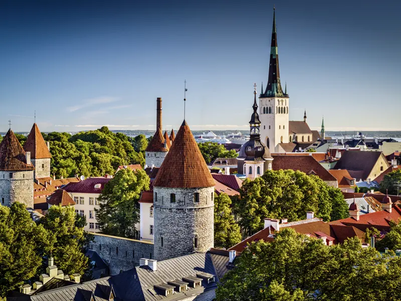 Auf unserer Rundreise durch das Baltikum präsentiert sich Ihnen u. a. das beeindruckende Tallinn mit seinen mittelalterlichen Mauern und der Olaikirche.