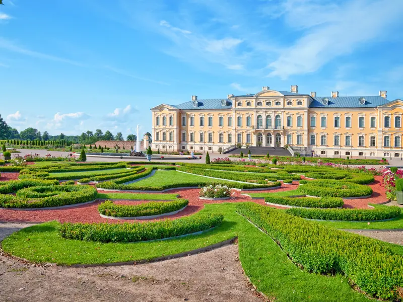 Auf unserer Studienreise Baltikum - mit Muße lernen Sie geruhsam in 14 Tagen die drei baltischen Staaten Litauen, Lettland und Estland kennen. In Lettland besuchen wir das Barockschloss Rundale mit seiner prächtigen Parkanlage.