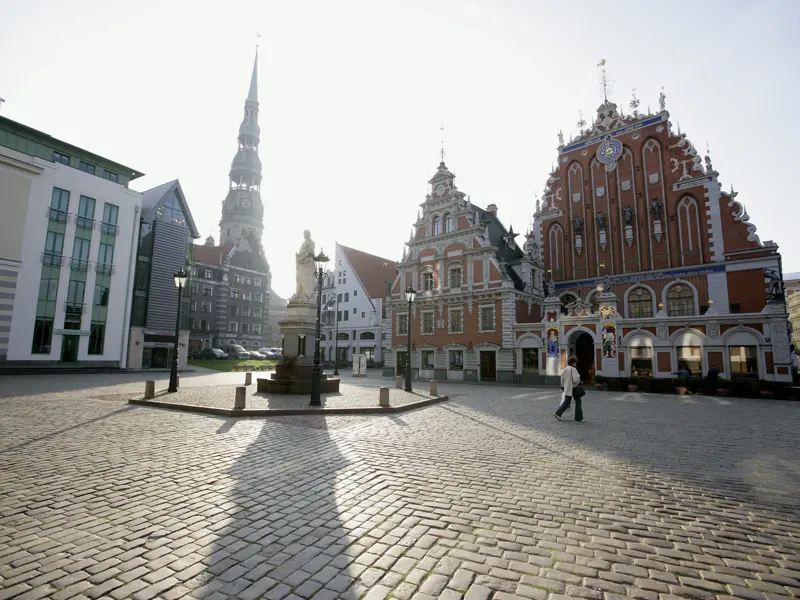 Unsere Reise durch das Baltikum führt auch nach Riga und dort natürlich auf den Rathausplatz mit der Rolandstatue und dem Schwarzhäupterhaus.