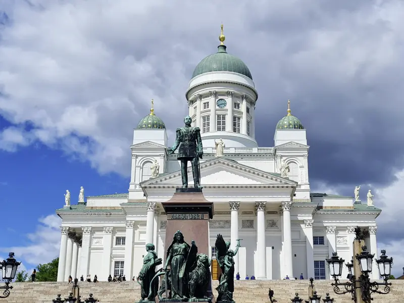 In Helsinki, erste Station unserer Studienreise nach Finnland und Norwegen, wartet der Senatsplatz mit seinem strahlend weißen Dom auf uns.