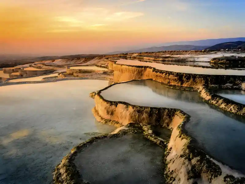 Die schneeweiß leuchtenden Sinterterrassen von Pamukkale sind einer der Höhepunkte unserer Studiosus-Reise. Damit wir sie in unterschiedlichen Lichtstimmungen erleben können, übernachten wir vor Ort.