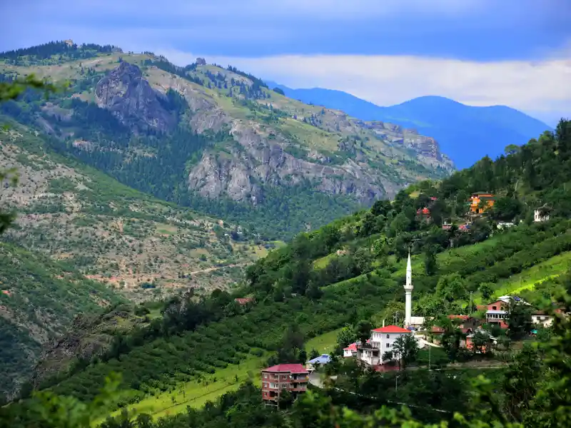 Auf unserer zehntägigen Studienreise durch die Osttürkei erleben wir die Gegensätze der Region: Von der Schwarzmeerküste ist es nur eine kurze Fahrt hinein in die schroffe Berglandschaft, wo uns das Sumela-Kloster erwartet.