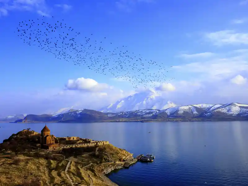 Ein Höhepunkt ganz am Ende unserer zehntägigen Studienreise durch die Osttürkei ist das Kloster Achtamar mit seiner einmaligen Lage auf einer Insel im Vansee.