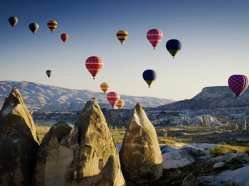 Die Landschaft von Kappadokien mit ihren bizarren Felsformationen ist schon vom Boden aus beeindruckend. Auf unserer Studienreise durch die Südosttürkei haben Sie aber sogar die Möglichkeit, sich diese Welt vom Heißluftballon aus anzuschauen.