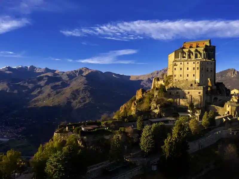 Auf unserer Rundreise mit Studiosus durch das Piemont lernen wir die Höhepunkte der Region kennen, darunter auch das Wahrzeichen der Region, die Sacra di San Michele.