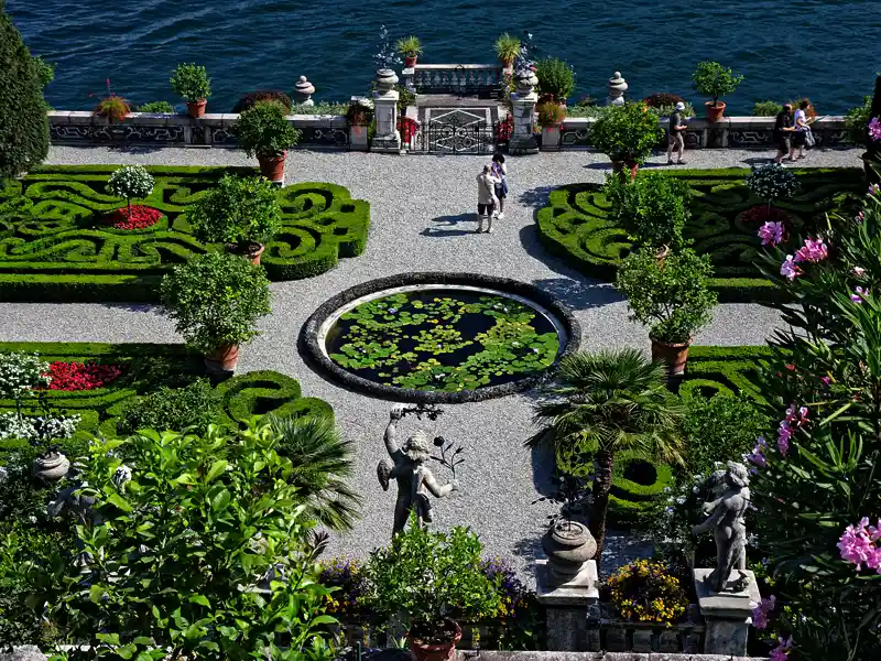 Blumenpracht auf einer Felsinsel: die schöne Insel Isola Bella im Lago Maggiore hat sich ihren Namen verdient - und ist ein herrlicher Auftakt für unsere Studiosus-Reise ins Piemont.