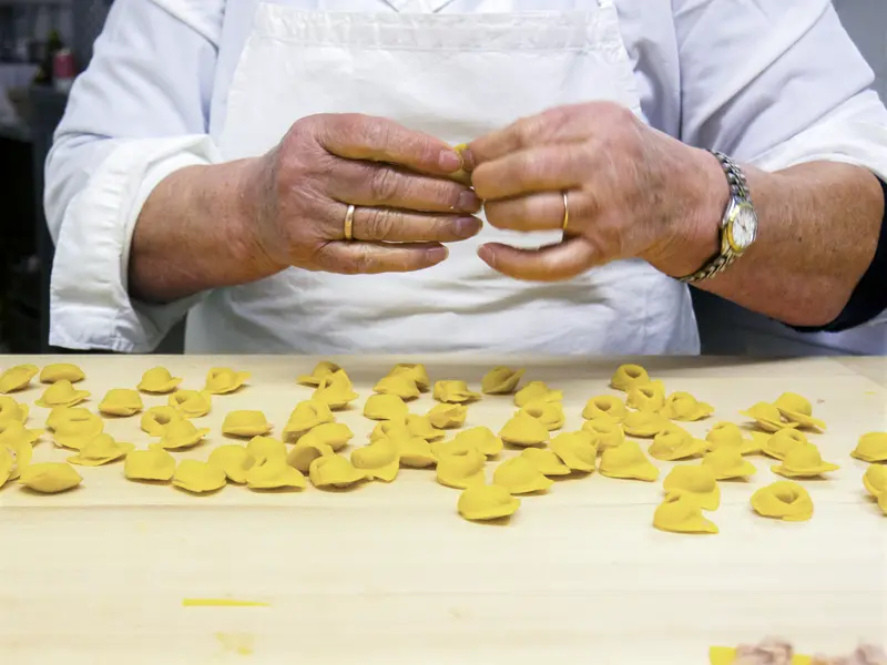 Eine Italienreise wie unsere Studiosus-Reise in die Toskana, nach Umbrien und Urbino ist immer auch eine Reise für alle Sinne - und gutes Essen und guter Wein gehören genauso dazu wie die Meisterwerke der Kunst.